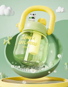 Primer plano de la bonita botella de agua con pajita, asa portátil y figura de panda.
