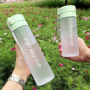 Bouteille d'eau en plastique portable avec corps givre et couvercle vert pour le sport.
