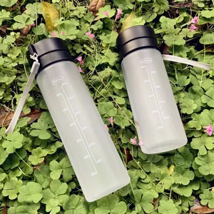 Bouteille d'eau en plastique givré tasse de sport portable avec échelle pour le fitness