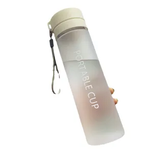 Bouteille d'eau portable en plastique givré pour étudiants, sport et activités avec sangle.