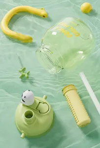 Bonita botella de agua de dibujos animados partes detalladas con tapa panda y filtro.