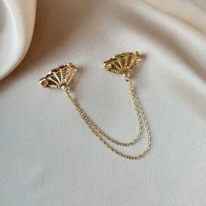 Gedetailleerd overzicht van elegante gouden waaiervormige kraagspelden met kettingen