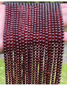 Nahaufnahme von durchscheinenden tiefroten Natur-Blutbernsteinperlen für DIY-Schmuck