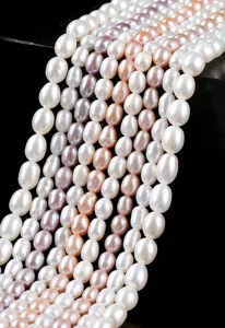 Macro-opname van natuurlijke witte roze en lila zoetwater rijstparels voor sieraden