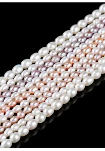 Detailweergave van veelkleurige zoetwaterrijstparels voor het maken van DIY-sieraden