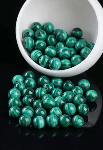 Makroansicht von grünen Malachit-Rundperlen für DIY-Schmuck