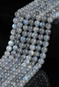 Detailansicht natürlicher 4mm Labradorit Perlen mit brillantem blauem Glanzeffekt