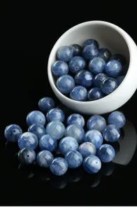 Macro-weergave van natuurlijke blauwe kyaniet kralen met zijdeachtige glans