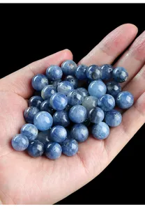 Macro detail van natuurlijke blauwe kyaniet ronde kralen voor het maken van sieraden