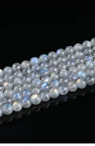 Makrodetail von natürlichen 4mm grauen Mondsteinperlen mit blauer Labradoreszenz
