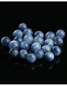 Close-up van natuurlijke blauwe kyaniet ronde kralen met gepolijste afwerking