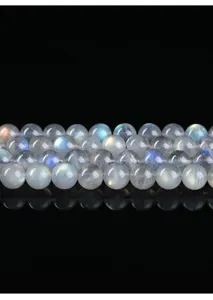 Makroansicht von 4 mm grauen Mondsteinperlen mit blauem Labradoreszenz-Effekt