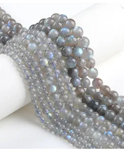 Makrodetail von natürlichen grauen Mondsteinperlen mit blauem Glanz für DIY-Schmuck