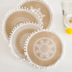 Detailansicht der Boho-Jute-Tischsets mit Mandala-Muster und weißer Pompon-Borte