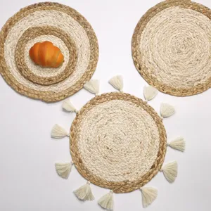 Natural Corn Husk Woven Placemat Round Heat Resistant Table Mat With Fringe Minimalist Dining Table Decor