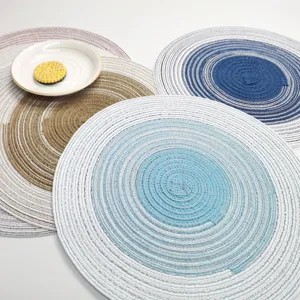 Vue détaillée de sets de table tressés en coton dégradé style nordique, finition soignée.