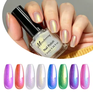 Gros plan de vernis à ongles nacré montrant un effet scintillant sur main et échantillons
