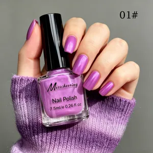 Vue détaillée d'un vernis à ongles violet scintillant de 7,5 ml effet perle