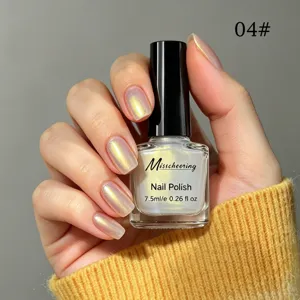 Vernis à ongles nacré nuance 04 avec un fini doré iridescent élégant