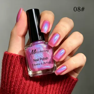 Détail du vernis à ongles rose irisé scintillant appliqué sur de longs ongles naturels