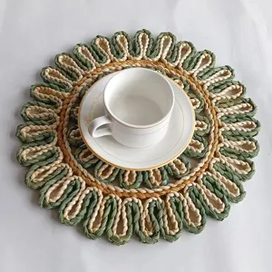 Detail eines handgewebten Tischsets aus Maisstroh im grün-beigen Sonnenblumen-Design