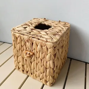 Detail einer handgewebten Wasserhyazinthen-Taschentuchbox mit natürlicher Textur
