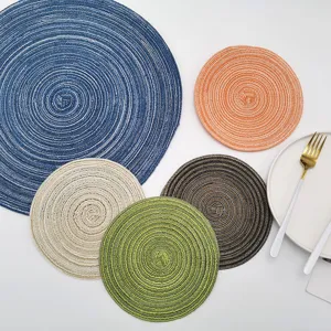 Vista superior de manteles individuales redondos trenzados en varios colores y tamaños
