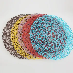 Kleurrijke geweven papierentouw placemats, ronde handgemaakte warmte-isolatiematten.