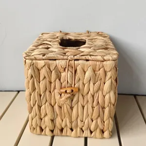 Detailansicht einer handgewebten Taschentuchbox aus Wasserhyazinthe mit Naturstroh-Textur