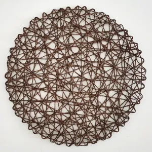 Ronde geweven placemat van bruin papierentouw, ideaal voor tafeldecoratie en warmte-isolatie.