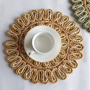 Detailansicht eines handgefertigten Tischsets aus Maisschalen im Sonnenblumen-Design