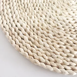 Natural woven corn husk placemat, minimalist round table mat for kitchen insulation and dining.