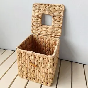 Detailansicht der offenen Taschentuchbox aus Wasserhyazinthe mit Webstruktur