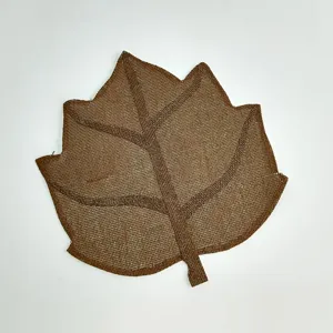 Handgemachte Ahornblatt Tischset aus Papierkordel, rustikale gewebte Dekoration für Küche.