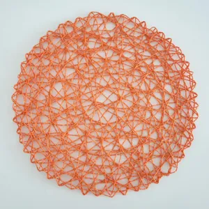 Moderne minimalistische ronde geweven papier touw placemat detail, oranje isolatiemat.