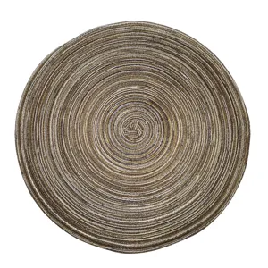 Vista superior de la textura en espiral de este mantel individual de ramio trenzado