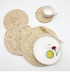 Handwoven corn husk placemats and coasters set, natural round heat insulation table mats for home kitchen.