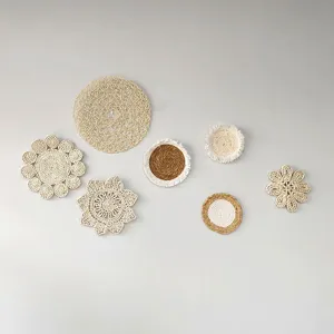 Conjunto de siete cestas de pared bohemias hechas a mano en una disposición artística.