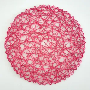 Roze papiertouw placemat detail, ronde geweven tafelmat textuur, moderne minimalistische decoratie.