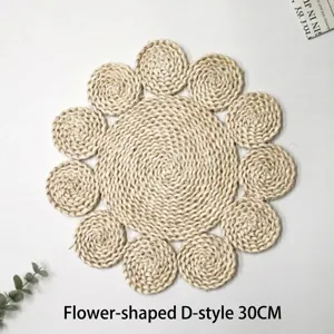 Detalle de decoración de pared de paja tejida a mano con forma de flor bohemia