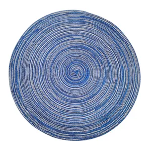Primer plano de un mantel individual trenzado redondo azul y blanco con diseño en espiral