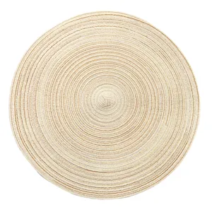 Primer plano de un mantel individual nórdico circular de hilo de algodón con textura espiral.