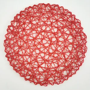 Rood papier touw placemat detail, ronde gevlochten mat, minimalistisch tafeldecor.