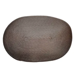 Detail de set de table ovale en PP marron tresses montrant la texture fine et resistante a la chaleur.