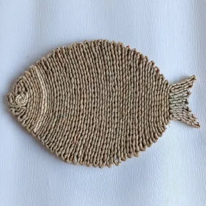 Nahaufnahme handgefertigter geflochtener Fisch Platzset aus Naturstroh als Tischdeko.