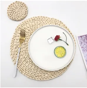 Round woven placemat corn husk braided heat insulation mat minimalist table mat for dining room.