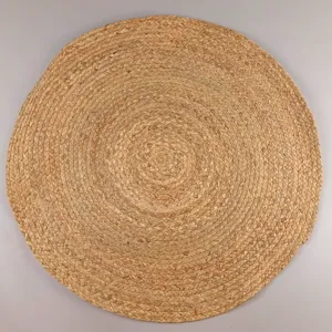 Detailansicht einer runden, handgeflochtenen Wasserhyazinthe-Strohmatte mit rustikaler Textur.