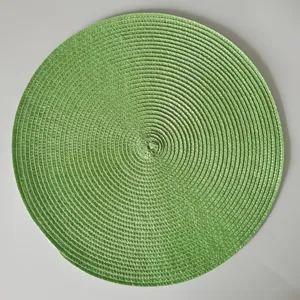 Tovaglietta rotonda in PP intrecciato verde per tavolo, lavabile resistente al calore dettaglio.