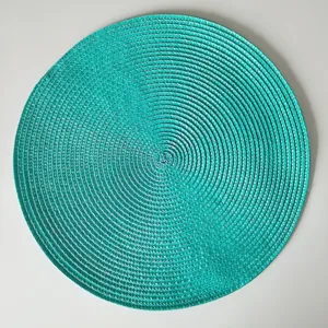 Dettaglio tovaglietta intrecciata rotonda turchese, materiale PP di alta qualità, termoresistente.