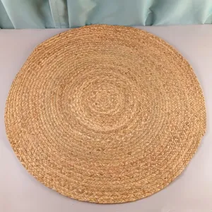Detailansicht der runden Bodenmatte aus Wasserhyazinthe, handgefertigter Strohteppich Dekor.